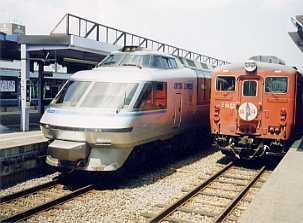 昔と今の列車がツーショット